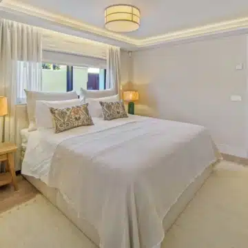 Luxury Five bedrooms frontline golf villa in La Cerquilla, Nueva Andalucía Picture 1