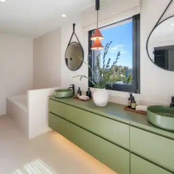 Luxury Five bedrooms frontline golf villa in La Cerquilla, Nueva Andalucía Picture 32
