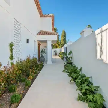 Luxury Five bedrooms frontline golf villa in La Cerquilla, Nueva Andalucía Picture 33