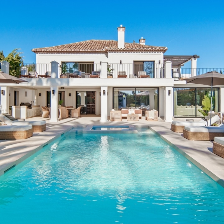 Luxury Five bedrooms frontline golf villa in La Cerquilla, Nueva Andalucía Picture