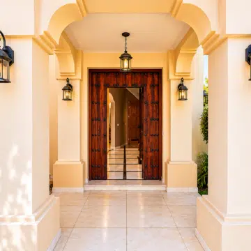 Charming villa surrounded by renowned golf courses in the prestigious area of La Quinta, Benahavís Picture 1