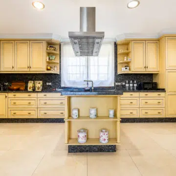 Charming villa surrounded by renowned golf courses in the prestigious area of La Quinta, Benahavís Picture 5