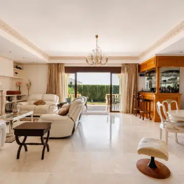 Charming villa surrounded by renowned golf courses in the prestigious area of La Quinta, Benahavís Picture 4