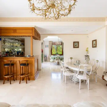 Charming villa surrounded by renowned golf courses in the prestigious area of La Quinta, Benahavís Picture 0