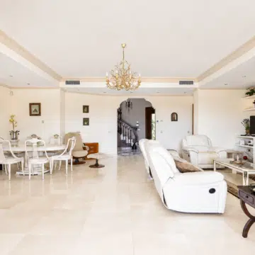 Charming villa surrounded by renowned golf courses in the prestigious area of La Quinta, Benahavís Picture 7