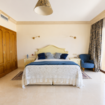 Charming villa surrounded by renowned golf courses in the prestigious area of La Quinta, Benahavís Picture 2