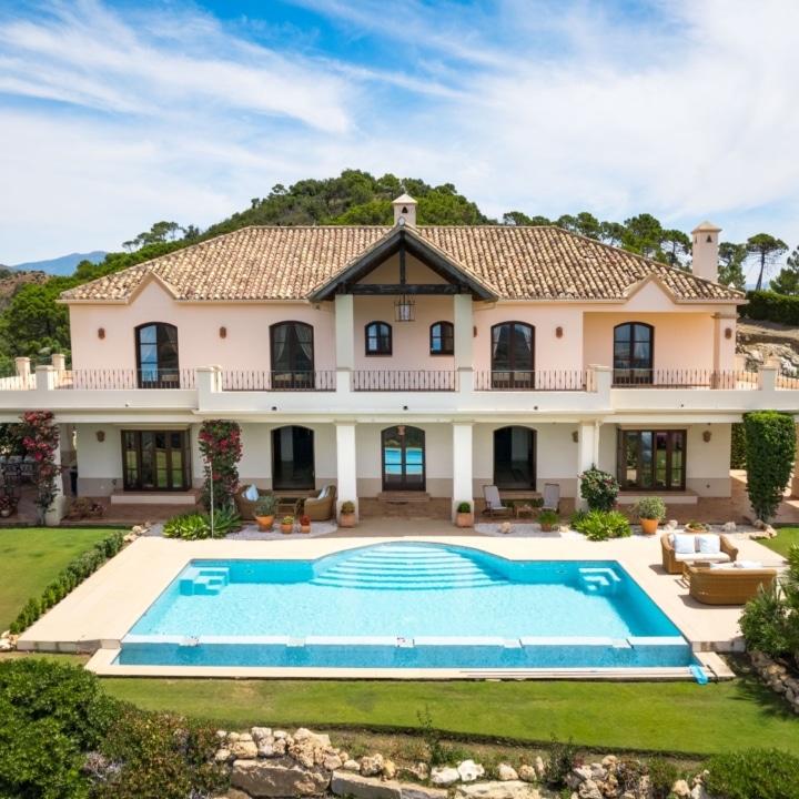 Luxury villa with incredible panoramic sea views in El Velerin, Estepona Picture