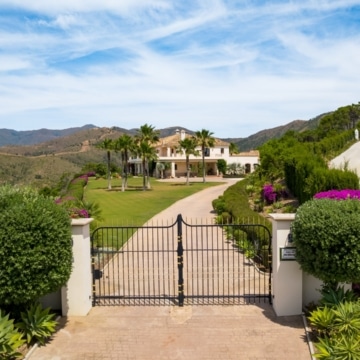 Luxury villa with incredible panoramic sea views in El Velerin, Estepona Picture 40