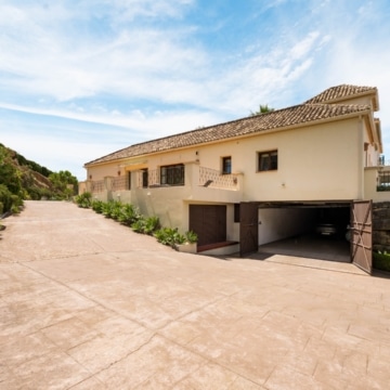 Luxury villa with incredible panoramic sea views in El Velerin, Estepona Picture 10