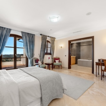 Luxury villa with incredible panoramic sea views in El Velerin, Estepona Picture 47