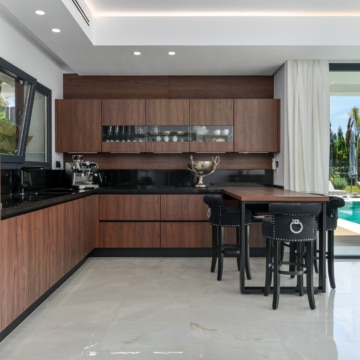 Villa set on an elevated plot with panoramic sea views in La Paloma, Manilva Picture 8