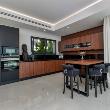 Villa set on an elevated plot with panoramic sea views in La Paloma, Manilva Picture 18