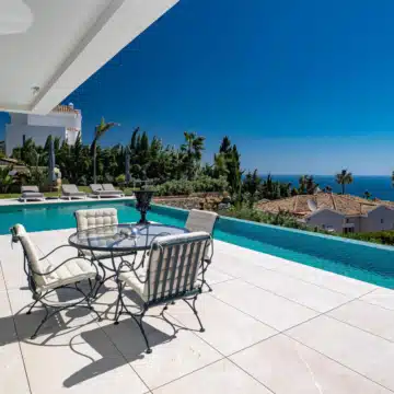 Villa set on an elevated plot with panoramic sea views in La Paloma, Manilva Picture 7