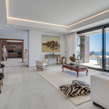 Villa set on an elevated plot with panoramic sea views in La Paloma, Manilva Picture 22