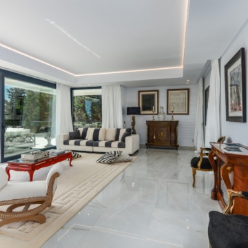 Villa set on an elevated plot with panoramic sea views in La Paloma, Manilva Picture 23