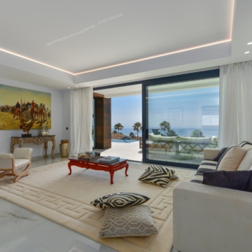Villa set on an elevated plot with panoramic sea views in La Paloma, Manilva Picture 9