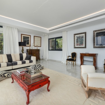 Villa set on an elevated plot with panoramic sea views in La Paloma, Manilva Picture 24