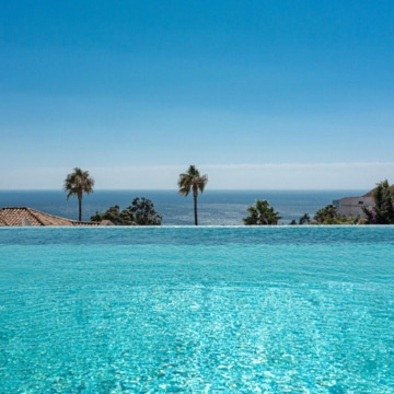 Villa set on an elevated plot with panoramic sea views in La Paloma, Manilva Picture 13