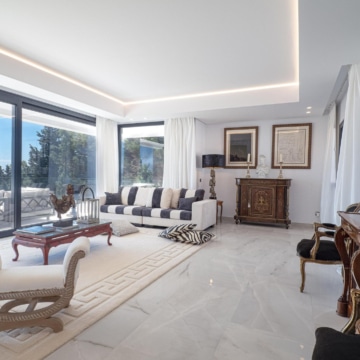 Villa set on an elevated plot with panoramic sea views in La Paloma, Manilva Picture 0