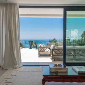 Villa set on an elevated plot with panoramic sea views in La Paloma, Manilva Picture 25