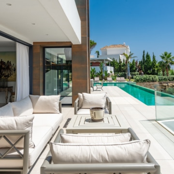 Villa set on an elevated plot with panoramic sea views in La Paloma, Manilva Picture 2
