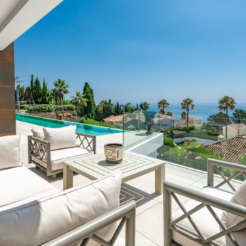 Villa set on an elevated plot with panoramic sea views in La Paloma, Manilva Picture 26