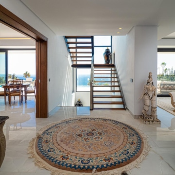 Villa set on an elevated plot with panoramic sea views in La Paloma, Manilva Picture 6