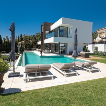Villa set on an elevated plot with panoramic sea views in La Paloma, Manilva Picture 14