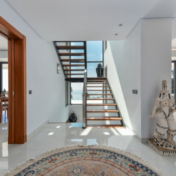 Villa set on an elevated plot with panoramic sea views in La Paloma, Manilva Picture 5