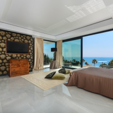 Villa set on an elevated plot with panoramic sea views in La Paloma, Manilva Picture 32