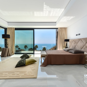 Villa set on an elevated plot with panoramic sea views in La Paloma, Manilva Picture 11