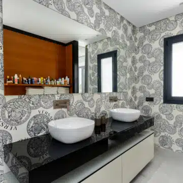 Villa set on an elevated plot with panoramic sea views in La Paloma, Manilva Picture 37
