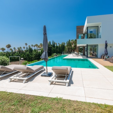 Villa set on an elevated plot with panoramic sea views in La Paloma, Manilva Picture 15