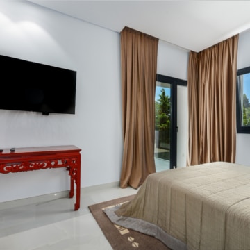 Villa set on an elevated plot with panoramic sea views in La Paloma, Manilva Picture 40