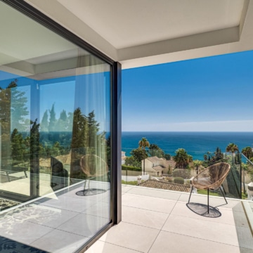 Villa set on an elevated plot with panoramic sea views in La Paloma, Manilva Picture 44