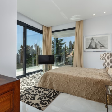 Villa set on an elevated plot with panoramic sea views in La Paloma, Manilva Picture 47