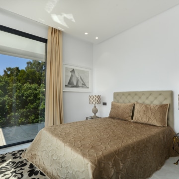 Villa set on an elevated plot with panoramic sea views in La Paloma, Manilva Picture 48