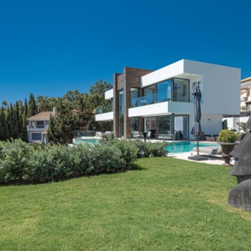 Villa set on an elevated plot with panoramic sea views in La Paloma, Manilva Picture 10