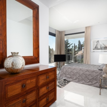 Villa set on an elevated plot with panoramic sea views in La Paloma, Manilva Picture 49