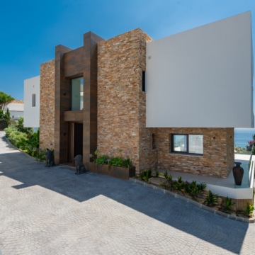 Villa set on an elevated plot with panoramic sea views in La Paloma, Manilva Picture 4