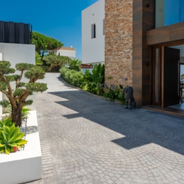 Villa set on an elevated plot with panoramic sea views in La Paloma, Manilva Picture 16