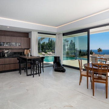 Villa set on an elevated plot with panoramic sea views in La Paloma, Manilva Picture 17