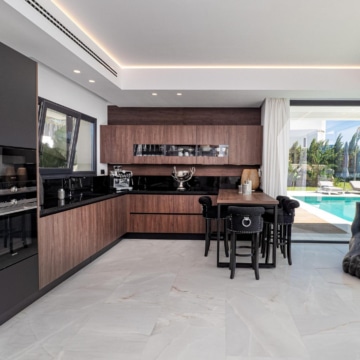 Villa set on an elevated plot with panoramic sea views in La Paloma, Manilva Picture 1
