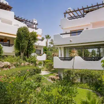 Semi-Detached villa with panoramic mountain views in La Meridiana, Marbella Golden Mile Picture 17