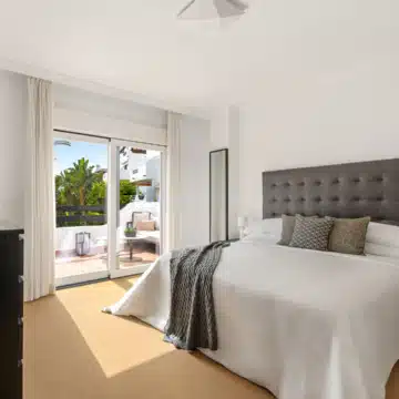 Semi-Detached villa with panoramic mountain views in La Meridiana, Marbella Golden Mile Picture 19