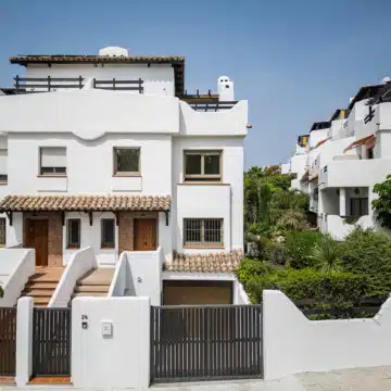 Semi-Detached villa with panoramic mountain views in La Meridiana, Marbella Golden Mile Picture 4