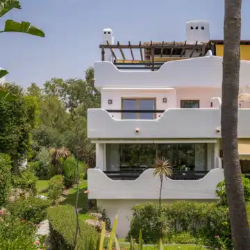 Semi-Detached villa with panoramic mountain views in La Meridiana, Marbella Golden Mile Picture 28