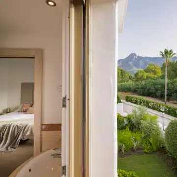 Semi-Detached villa with panoramic mountain views in La Meridiana, Marbella Golden Mile Picture 32