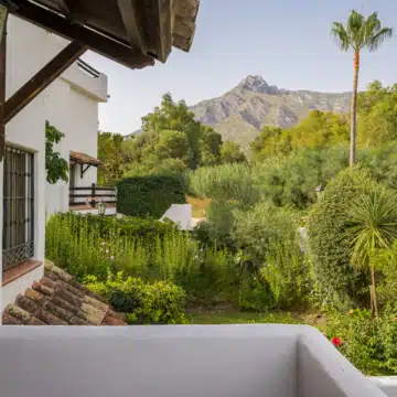 Semi-Detached villa with panoramic mountain views in La Meridiana, Marbella Golden Mile Picture 10
