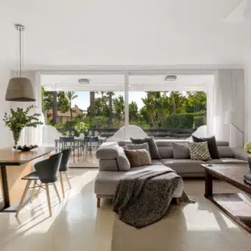 Semi-Detached villa with panoramic mountain views in La Meridiana, Marbella Golden Mile Picture 11